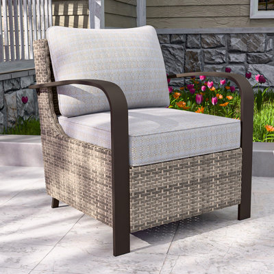 Méridienne de patio brun en osier, accoudoir courbé en métal, coussin
