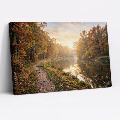 Chemin forestier d'automne le long de la rivière au coucher du soleil, tableau sur toile