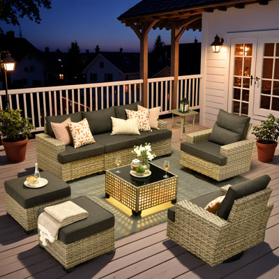 Canapé d'extérieur en rotin tissé avec table de bout lumineuse et fauteuil pivotant
