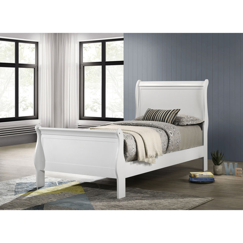 Lit simple blanc avec des accents design, bas et lambrissés pour un panneau esthétique moderne transitionnel en blanc froid, avec des pieds incurvés