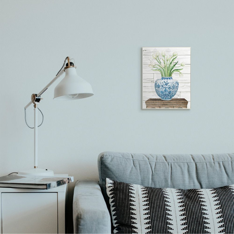 «Fresh White Tulips on Blue Floral Vase» par Cindy Jacobs - impression d'art graphique, H 15 po x l 10 po x P 0,5 po