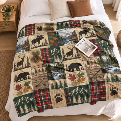 Couverture polaire patchwork animaux de la forêt (1 pièce) – Ours, orignal, cerf et paysage forestier ; Douce et chaleureuse pour la décoration intérieure. Parfait pour le divan, le salon ou la chambre. Entretien facile. Un cadeau parfait pour les amoureux de la nature. Articles de literie et de canapé.