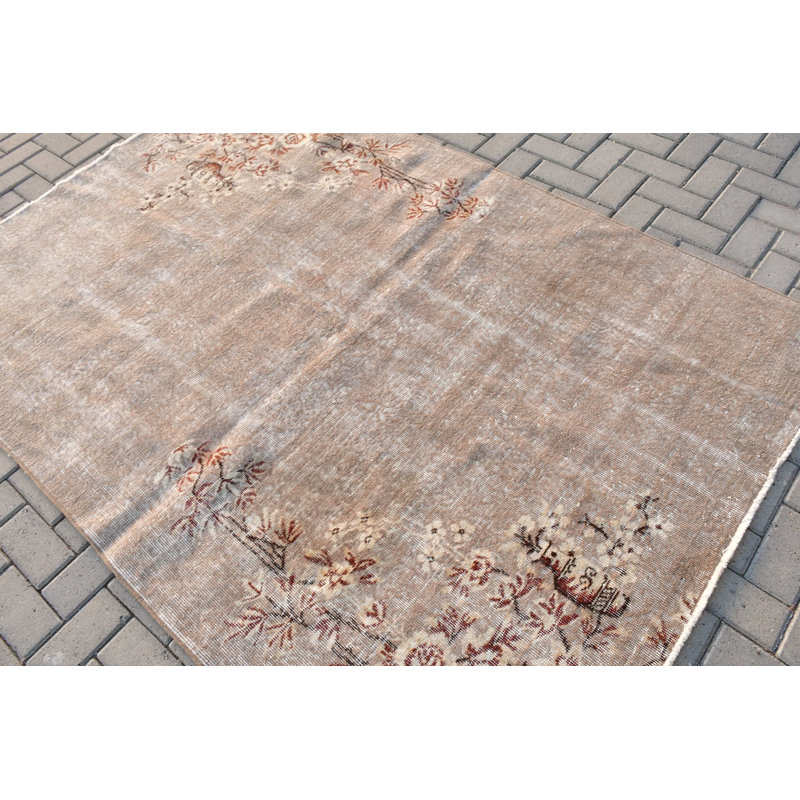 Tapis turc en laine d'inspiration Anatolian avec motif floral pour décoration de salon et esthétique intérieure en brun