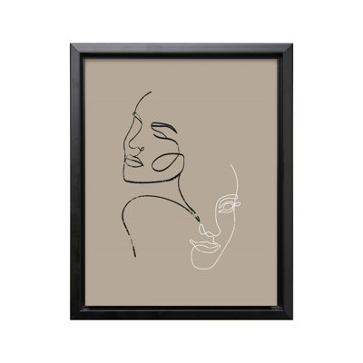 Une ligne de visages de femmes