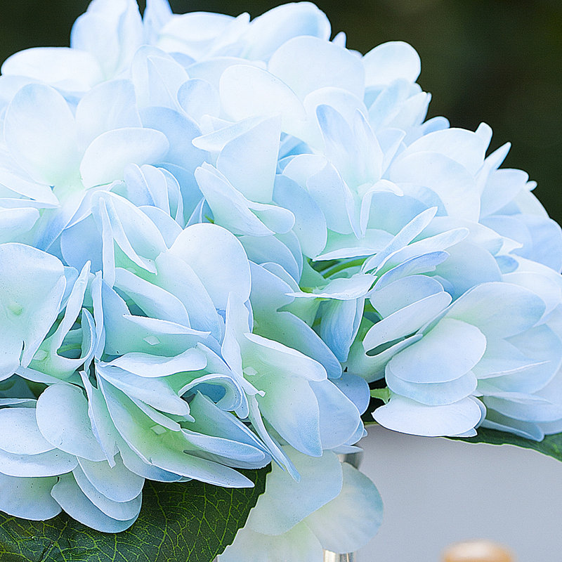Hortensia artificiel dans un vase en verre cube, Bleu