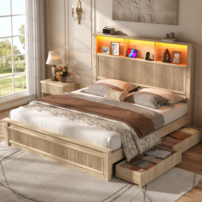 Lit plateforme moderne King Size à tête de lit cannelée avec rangement de 140 cm et 4 tiroirs sous le lit, cadre de lit en bois avec éclairage DEL et station de recharge, sommier à lattes en bois, aucun sommier à lattes requis.