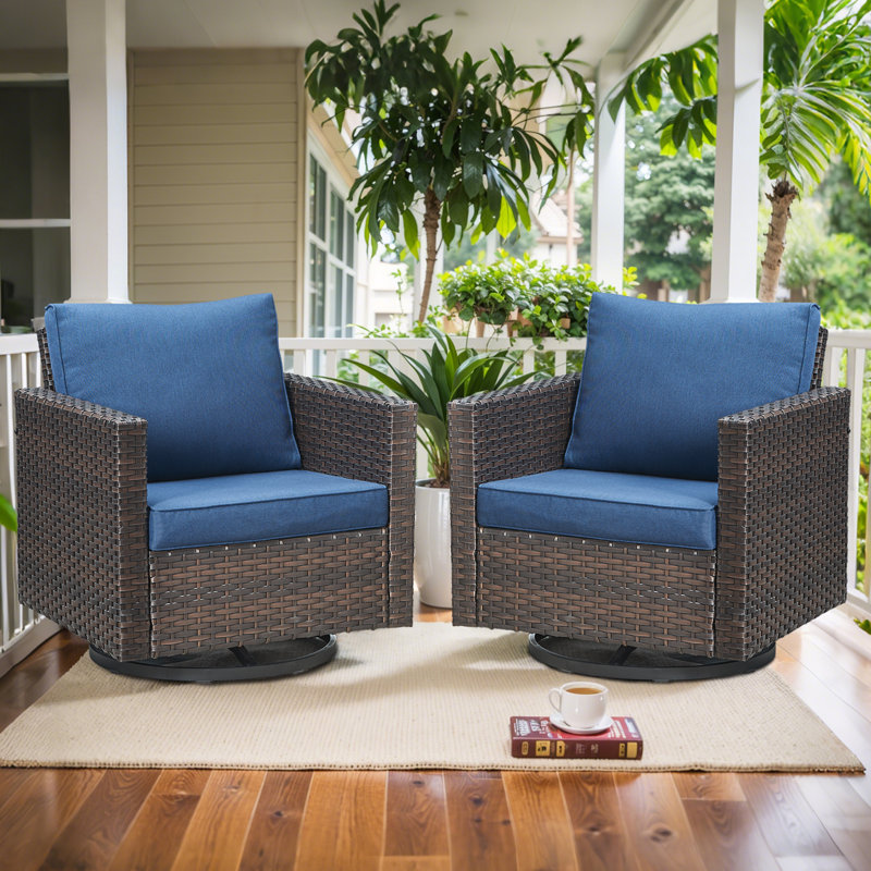 Ensemble de 2 chaises d'extérieur pivotantes en osier et rotin Ingvald, Bleu, Brun