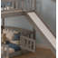 Lit superposé minimaliste en bois massif gris pour enfants, avec glissière et échelle intégrées, garde-corps surélevés et conception à profil bas pour une sécurité accrue et une protection contre les chocs.