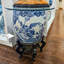 Pot de fleurs en porcelaine bleue et blanche à motif floral en forme de bocal à poissons