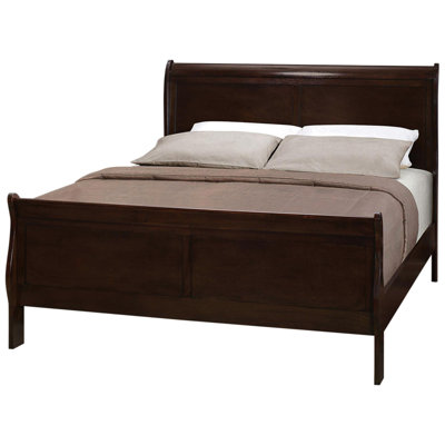 Le grand lit, de couleur cappuccino, rehausse le décor de la chambre à coucher en bois franc asiatique
