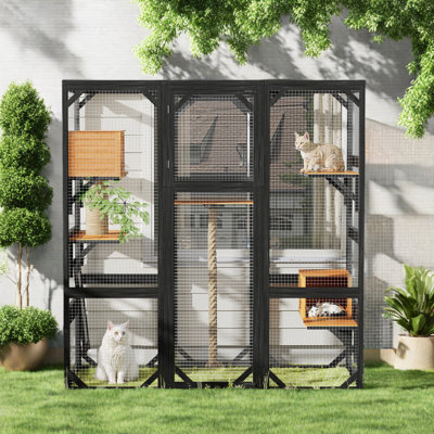 Maison d'extérieur pour chat avec portes à double entrée, trois plateformes de saut, deux condos, un poteau d'escalade en corde, un poteau à griffer robuste, des feuilles d'arbre artificiel et un grillage métallique