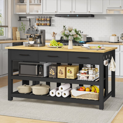 Îlot de cuisine en bois massif de 152 cm (60 po) avec prises électriques, 3 tiroirs profonds et 2 tablettes ouvertes.