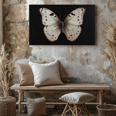 Une image minimaliste et élégante d'un ensemble de papillons simples contre une toile noire unie profonde de qualité supérieure prête à accrocher moderne