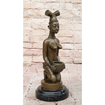 Sculpture tribale africaine en bronze? Figurine femme nue à genoux avec pot - signée Milo