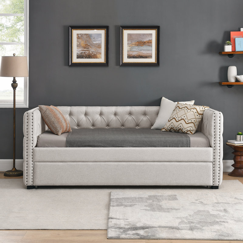 Lit de jour simple avec couchette et clou en cuivre sur accoudoirs carrés, Beige