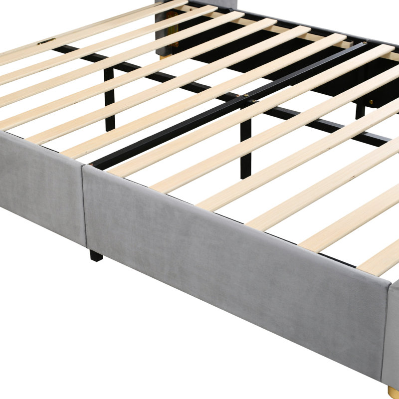 Grand lit plateforme en velours gris avec prises et espace de rangement disponible avec sortie et options de chevet