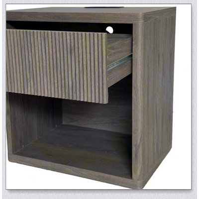 Table de chevet spacieuse avec tiroir et compartiment ouvert, parfaite pour les chambres à coucher et les salons modernes, elle offre beaucoup de rangement et un design élégant.