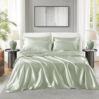 Ensemble de draps en satin très grand King Convient à des matelas de 16 po ou moins. Comprend 1 drap plat, 4 taies d'oreiller et 4 taies d'oreiller. Soyeux et apaisant. Substance. Taille sauge avec texture douce et douce. Substance