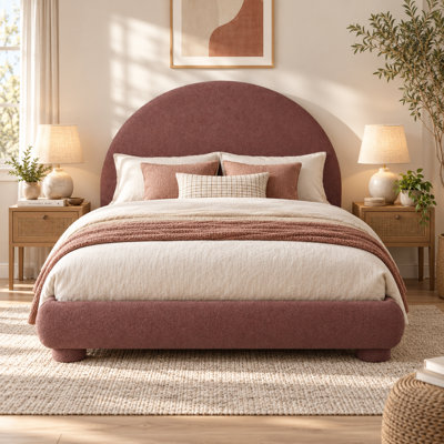 Lit plateforme en tissu bouclé Kazuko avec tête de lit arquée.