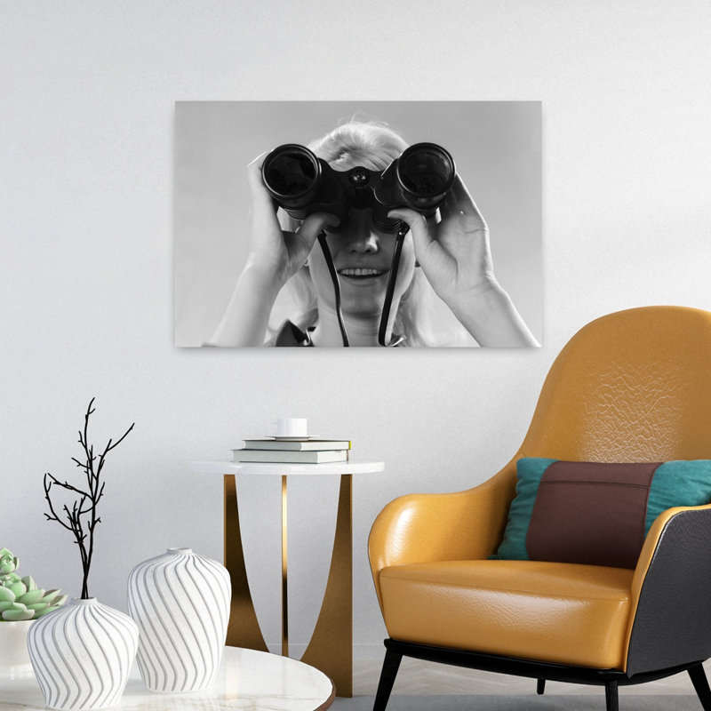 1960s, femme regardant à travers des jumelles, rétro, art mural rétro classique, H 16 po x l 24 po