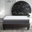 Matelas hybride avec mousse viscoélastique imprégnée de gel et ressorts ensachés pour un sommeil réparateur et de soutien-114365731-114365729