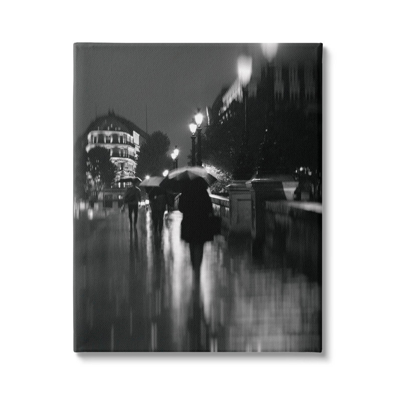 «Walking In Rain Urban Buildings» par Carina Okula, H 48 po x l 36 po x P 1,5 po, Toile tendue
