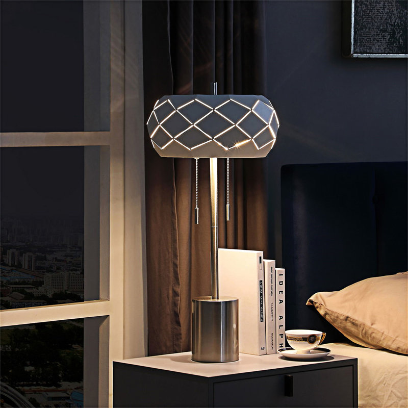 Lampes de table à chaîne en acier Mid-Century avec abat-jour géométrique découpé au laser et corps argent brossé durable