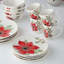 Ensemble de 4 assiettes à dessert Festive Blooms - Quatre assiettes en grès blanc de 8,5 pouces transportant la fleur écarlate audacieuse de la collection à chaque plat du repas des Fêtes.