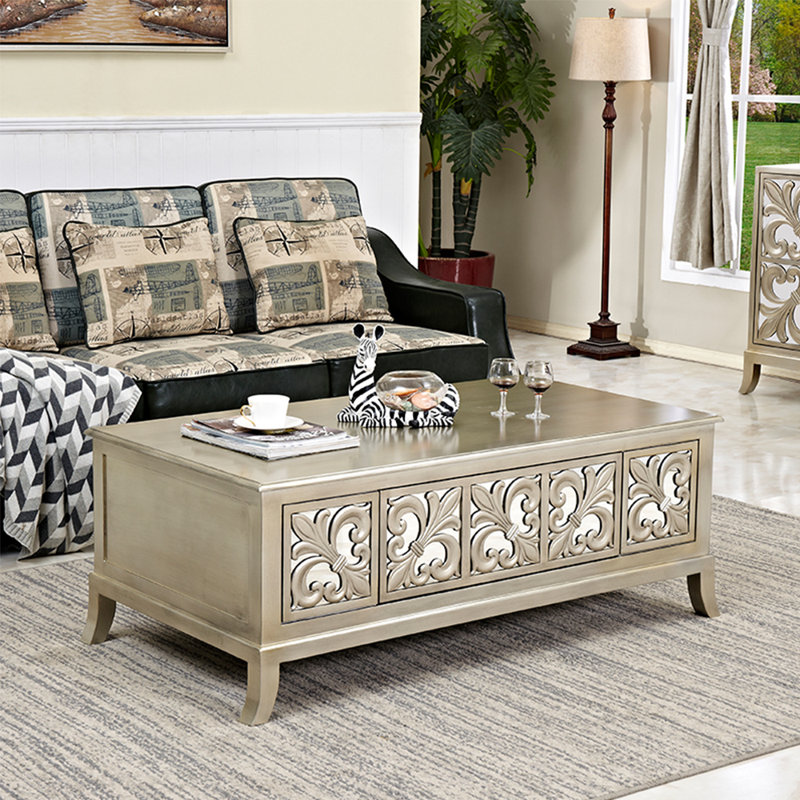 Table basse de style européen sculpté