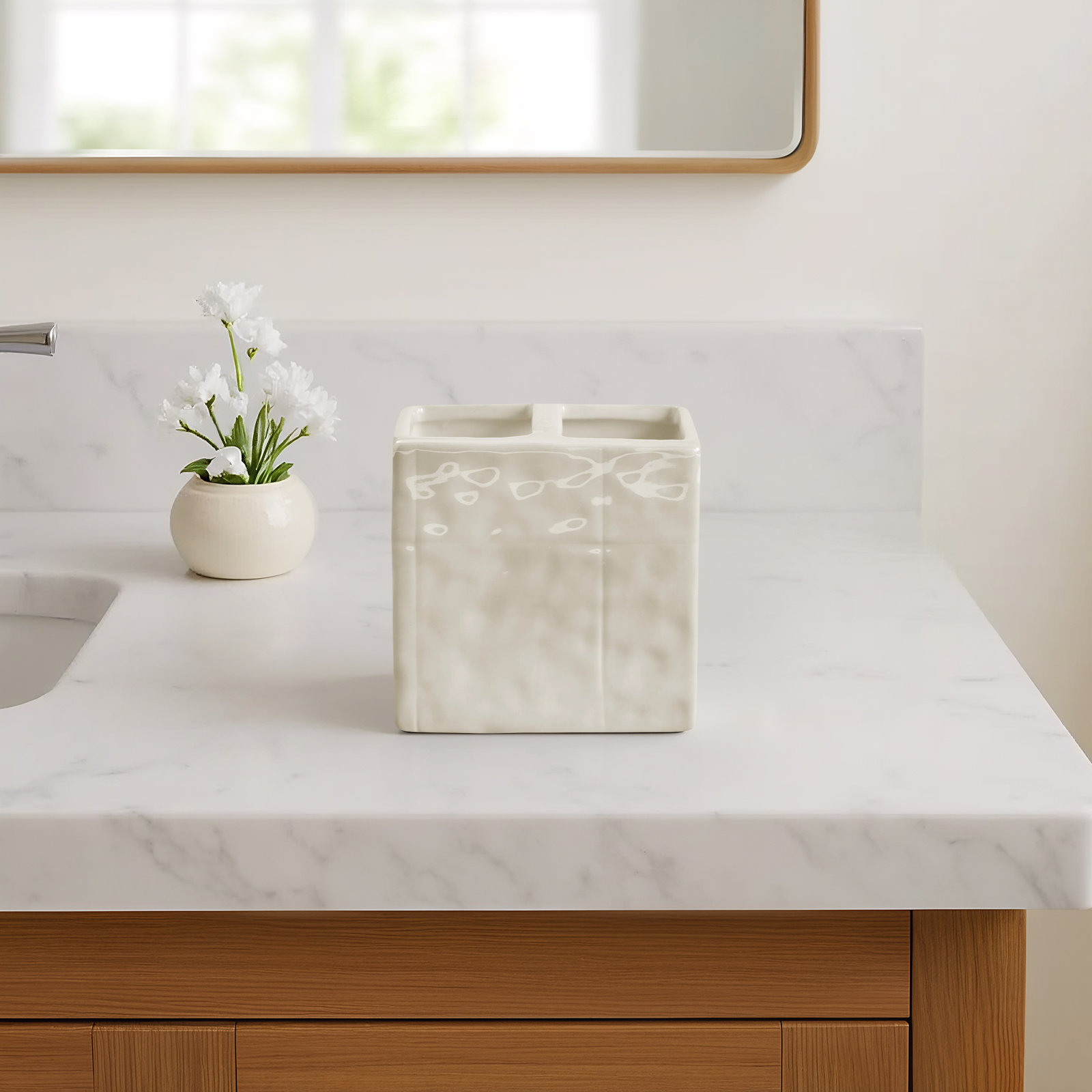 Perla Toothbrush Holder
