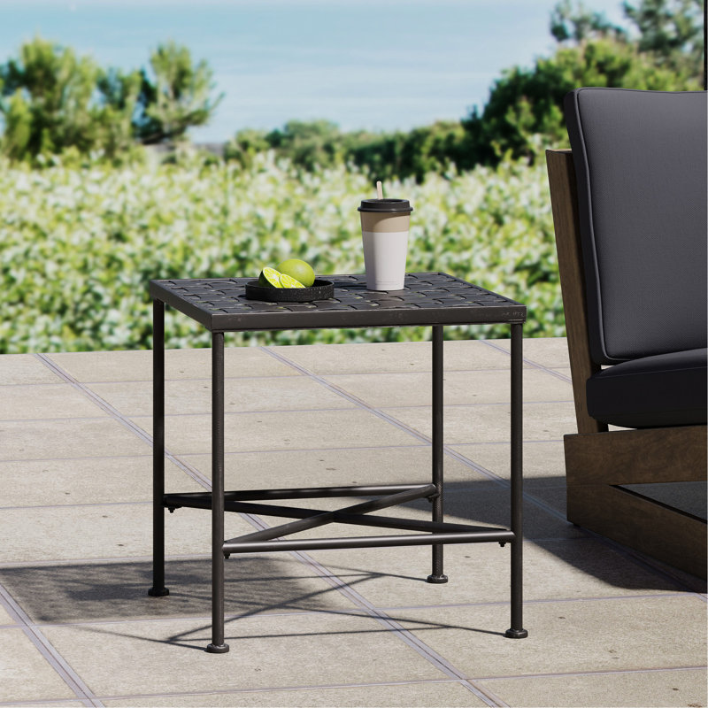 Table de patio en fer noir brossé noir, P 16,50 po x l 16,75 po, H 16 po, complète l'espace de vie extérieur avec chaises et tables basses, table de bout à assembler requise, nécessaire