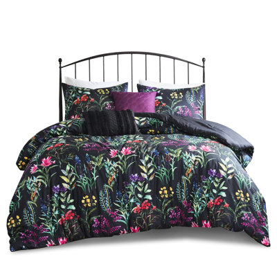Black King/ King 5 Piece Comforter . Glamorous & Luxurious. Botanical Print Design. . 2 Matching Shams And Decorative Pillows. Machine Washable. Treated In Black. Luxurious Look Feel. Print. Filling.