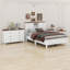 Ensemble de chambre à coucher de ferme 3 pièces avec tête de lit, station de charge, table de chevet et commode-831045986