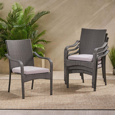 Chaise d'extérieur empilable en rotin PE avec structure en fer et coussins (ensemble de 4), osier gris