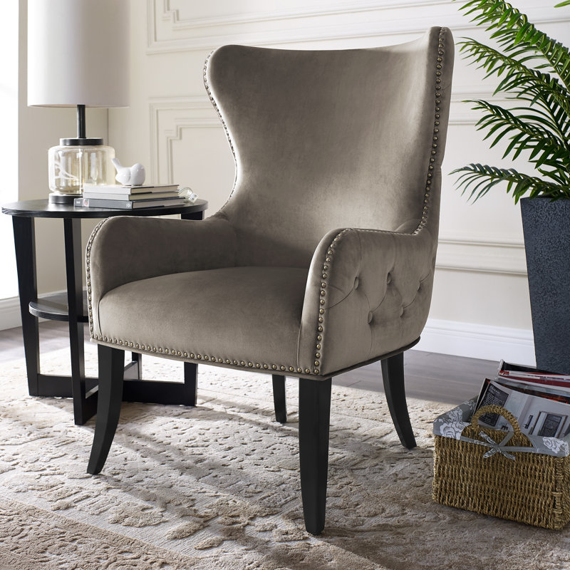 Fauteuil à oreilles rembourré en velours capitonné avec pieds en bois Welliver, Velours beige foncé
