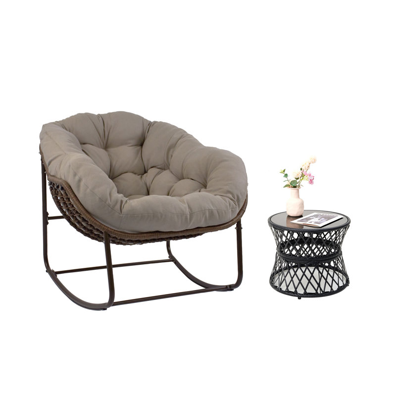 Chaise berçante d'extérieur en rotin avec coussins et table basse en rotin Ladena, Beige