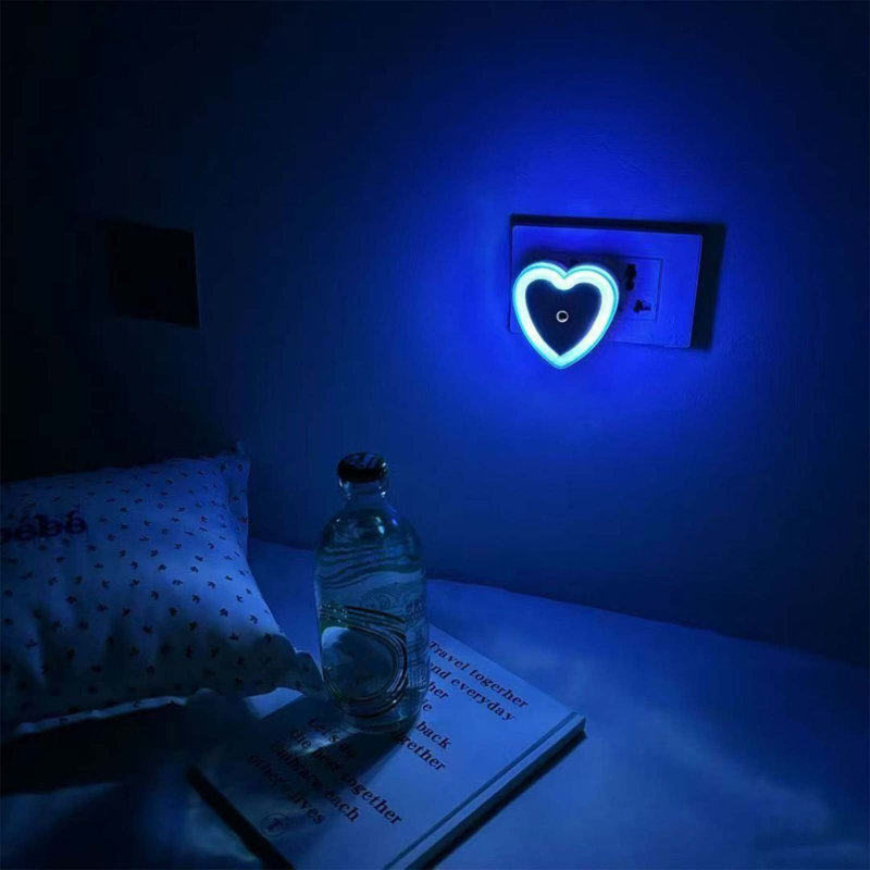 Veilleuse en forme de cœur à brancher avec détecteur de crépuscule à l'aube, mise en marche automatique la nuit, arrêt dans la nuit, lumières chaudes et douces, couloir de chambre de bébé
