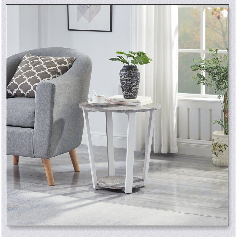 Table de bout ronde avec tablette Elysian, gris, parfaite pour les intérieurs modernes et les solutions de rangement peu encombrantes.