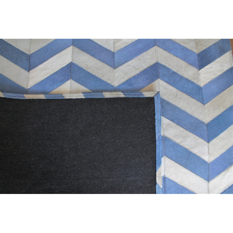 Tapis bleu/crème chevron fait main vache Ademola, Rectangle 4 pi x 6 pi
