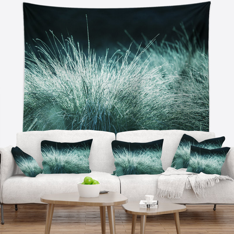 Paysage avec herbe verte en tapisserie, H 32 po x l 39 po