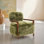 Chaise d'appoint en fausse fourrure, accoudoirs et dossier en bois de noyer foncé