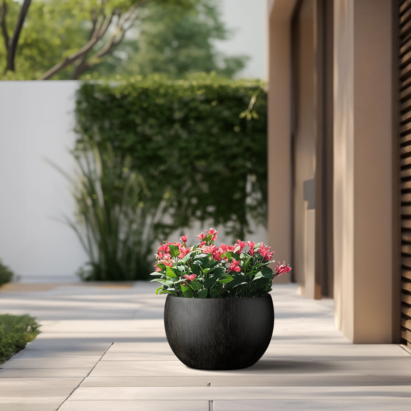 Pot à fleurs en ciment Highwoods, H 13 po x l 19 po x P 19 po, Noir bronzé