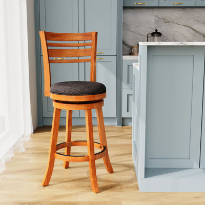 Le tabouret de bar 30 po avec finition naturelle, dossier à lattes et siège en tissu gris anthracite ajoute un tabouret pivotant à hauteur de dossier sophistiquée, un siège fini et confortable pour la cuisine ou