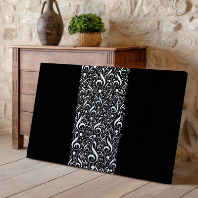 La toile crée une image visuellement frappante avec une cascade élégante d'art mural, des notes de musique et des symboles conçus dans un art mural sur toile
