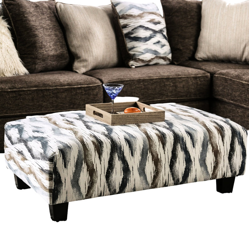 Meuble en microfibre imprimée aux finitions variées, de style contemporain, avec pieds fuselés, poids du colis : 20 kg, profondeur : 107 cm. Assemblage simple requis.