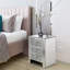 Table de chevet moderne à miroir 23 "H 17,3" l 23,6 "avec 3 tiroirs - Armoire de rangement en cristal, table d'appoint Glam pour chambre à coucher ou salon