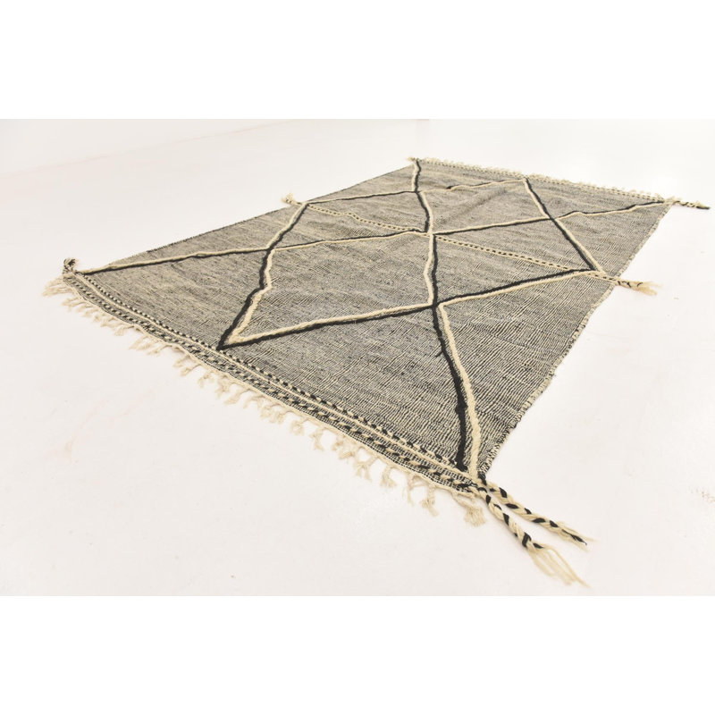 Tapis noir Kalmanovitz