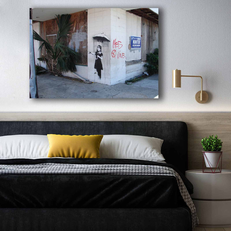 «Girl with Umbrella», art mural sur toile