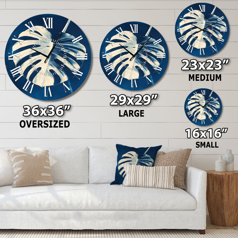 Horloge murale ronde en métal Monstera en bleu prussien, Petit