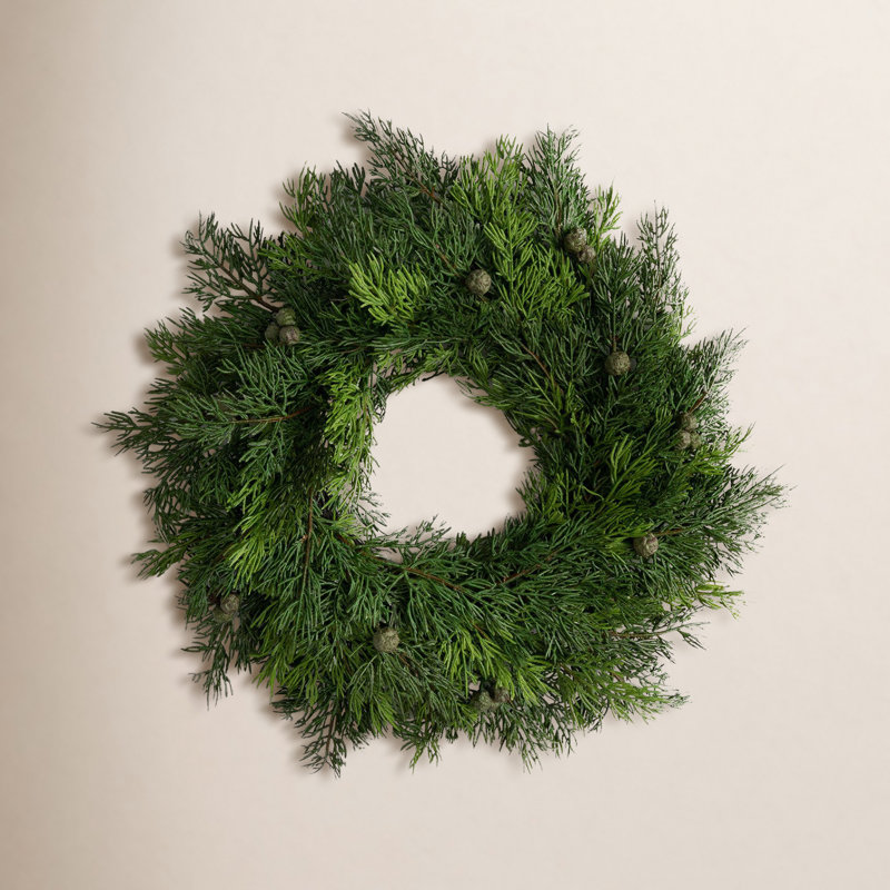 Couronne artificielle en pin et baies, H 19 po x l 2,5 po x P 19 po